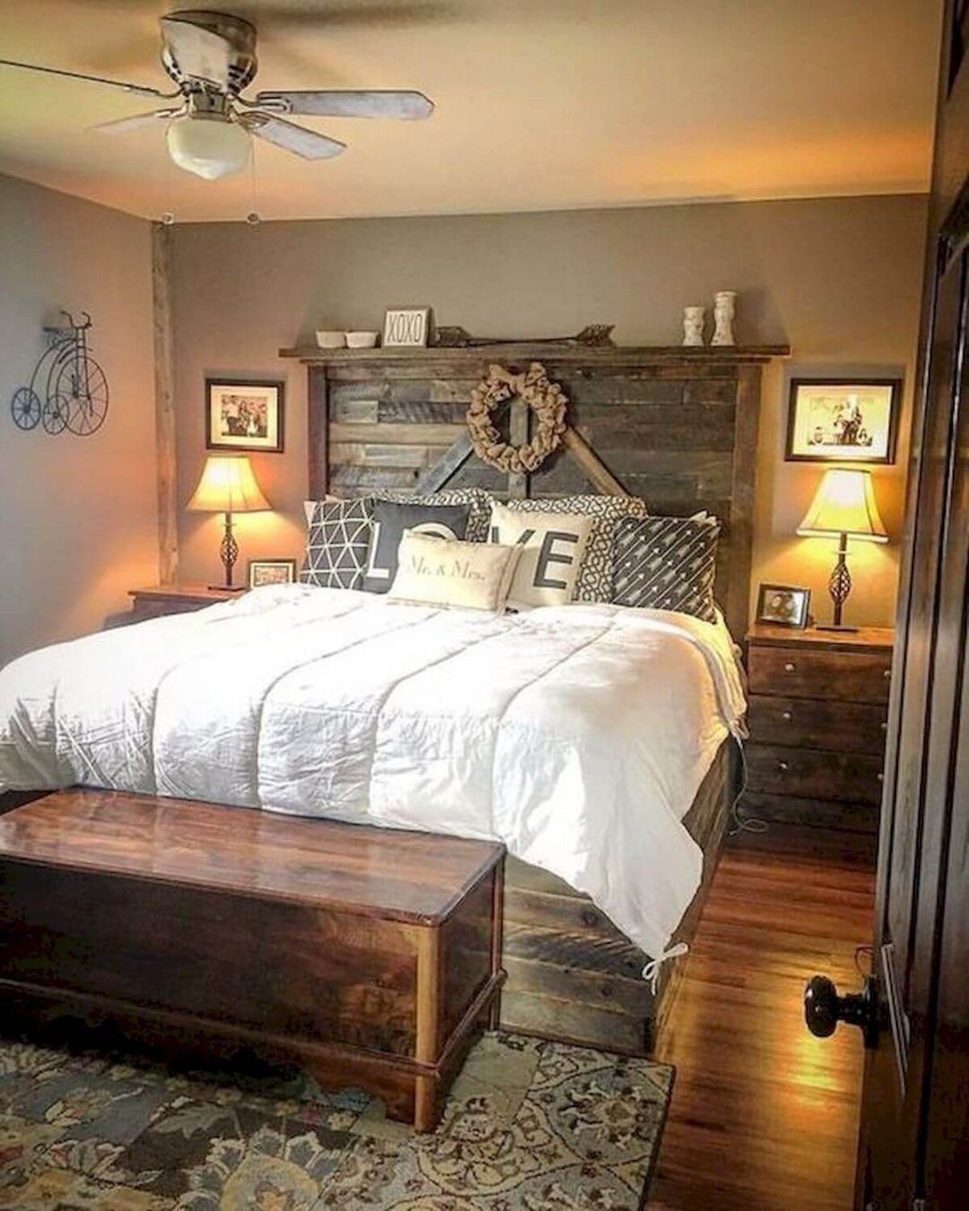 25 Inviting And Cozy Farmhouse Bedroom (The Visual Treats) - A23
